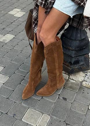 Высокие замшевые казаки на худи ножку без замочки цвет корица деми и зима