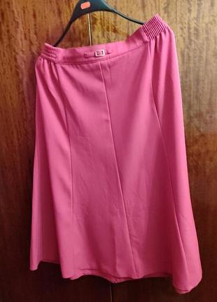 Юбка малиновая, яркая.