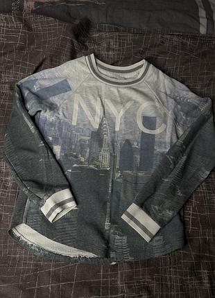 Світшот із принтом нью-йорку і написом , і білий жіночий светр із надписом та вишивкою у вигляді квітів