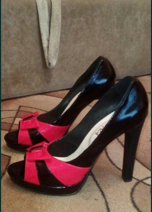 Шикарні червоно-чорні лакові туфельки