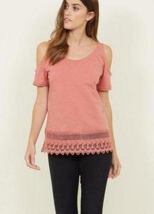 New look. в наявності футболка з вирізами на плечах з декорацією крошет.
