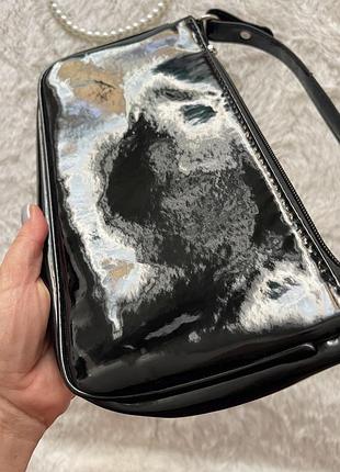 Сумка-багет у стилі y2k, виготовлена з глянцевого матеріалу,