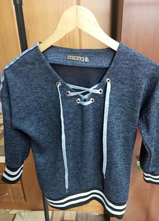 Серый свитшот с шнуровкой на груди