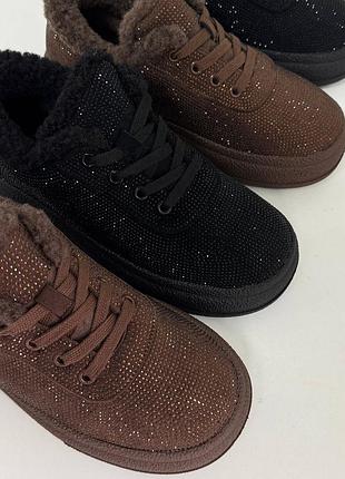 Натуральные замшевые зимние утепленные кроссовки декорированы стразами