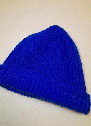 Женская вязаная шапка из акрила 57 размера.