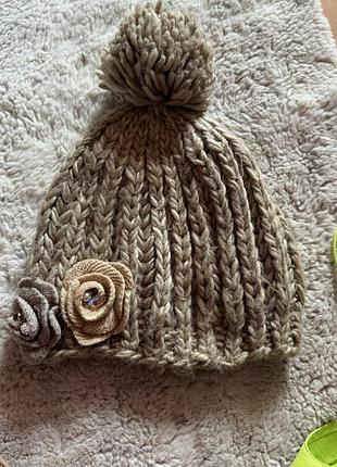 Шапка з розами вʼязана