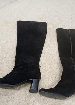 Стильные черные замшевые сапоги (евро 37) на устойчивом каблуке. элегантный носок.