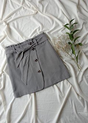 Сіра міні спідниця в клітинку, з гудзика и спереду, та поясом на завязці, розмір 44/46