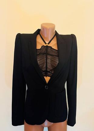 Черный блейзер zara с лацканами и длинными рукавами с подплечниками