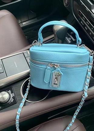 Стильна жіноча сумочка через плече блакитного кольору — компактна модель з ремінцем