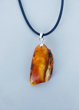 Кулон из натурального янтаря на шнурке