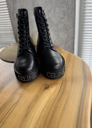 Чорні шкіряні чоботи celine з камінням на підошві