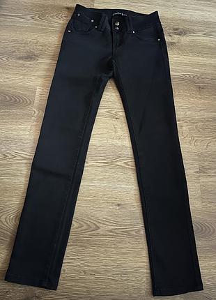 Чорні джинси