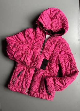 Спортивная курта малинового цвета