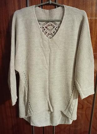 Жіноча кофтинка сіро-бежевого кольору з гарною спинкою, позаду подовженна.