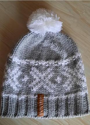 Стильная акриловая шапка