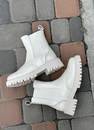 Стильные женские зимние ботинки челси в молочном цвете