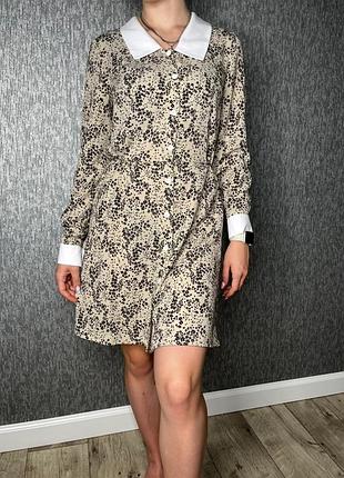 Жіноча сукня з білим коміром