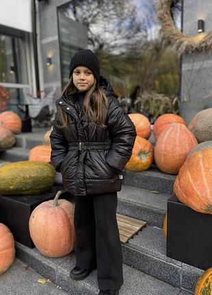 Зимова куртка чорна з капюшоном під пояс подовженна