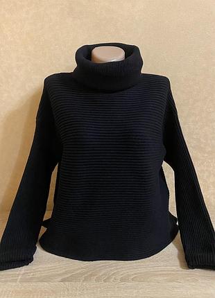 Фактурний укорочений светр з високою горловиною