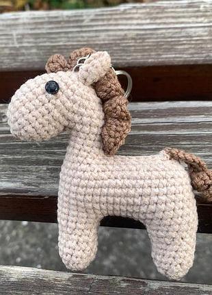 Іграшка м'яка в'язана "коник", іграшка брелок кінь