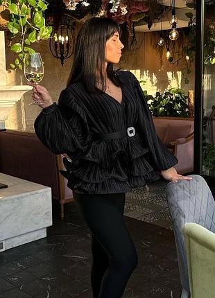 Ефектна чорна блуза лебідь