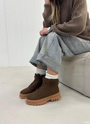 Женские шоколадные ботинки на меху и массивной подошве