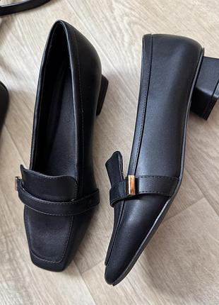 Класні чорні жіночі туфлі з квадратним носком