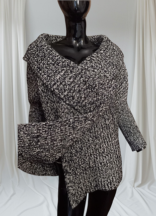 Італійський асиметричний в'язаний кардиган, «кардиган із каскадом», виготовлений у чорно-білій гамі.