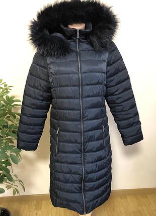 Зимовий пуховик в синьому кольорі.