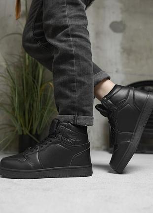 Зимові шкіряні кросівки чорного кольору на хутрі