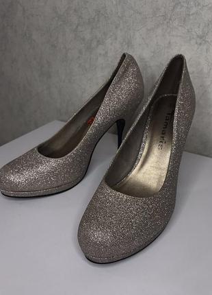 Серебристые блестящие сияющие туфли tamaris!