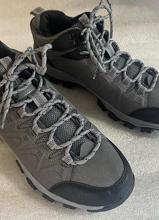 Кросівки легкі та зручні