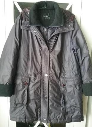 Хорошая  и красивая куртка деми в идеальном состоянии