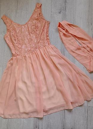 Красивое нежное персиковое шифоновое платье платья платье с кружевом и поясом