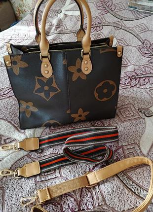 Сумка новая,очень качественная кожа, без дефектов, без потертостей в комплект идет 2 ремешка.
ширина-31,5 см,висота-26см,ширина дна-11см,висота ручок-14см