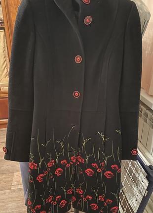 Пальто з вишивкою
