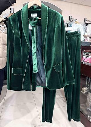Женский нарядный брючный зеленый бархатный костюм с пиджаком