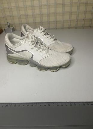 Кросівки nike air vapormax.  білі/сіро/сріблястого кольору з світло відбиваючіми вставками на 36,5
