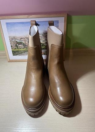 Кожаные ботинки данных