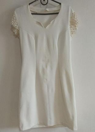 Біла жіноча сукенка