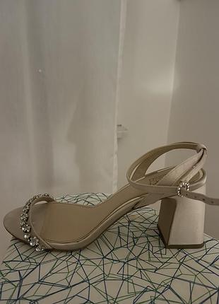 Босоніжки jewel badgley mischka alyna bejeweled block heel sandal