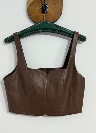 Коричневий шкіряний топ-корсет.