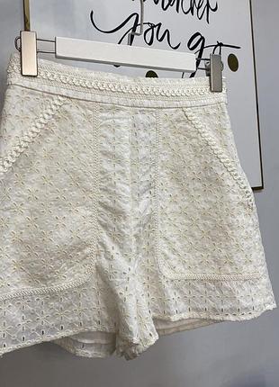 Молочні кружевні шорти zara