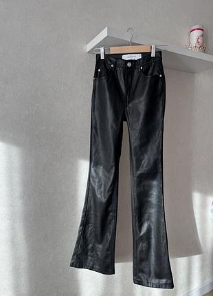 Шикарні чорні розкльошені штани з екошкіри.