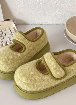 Черевики уггі жіночі зимові на платформі лимонного кольору з липучкою