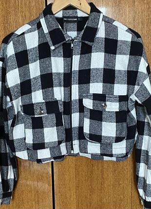Женская кофта, рубашка на молнии, на замке в клетку черно-белая с карманами укороченная трендовая рубашка в клетку короткая