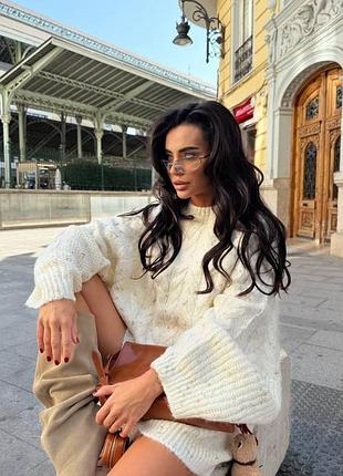 Свитер  женский вязаный свободного кроя, с узором косами, молочный