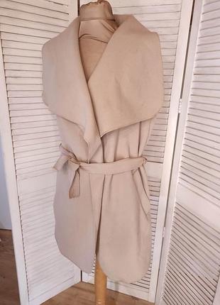 Жилетка бежевая с поясом