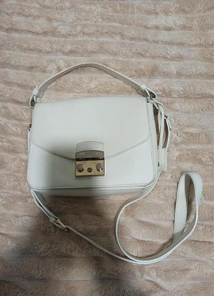 Белая молочная кожаная сумка с ремешком и с ключиком